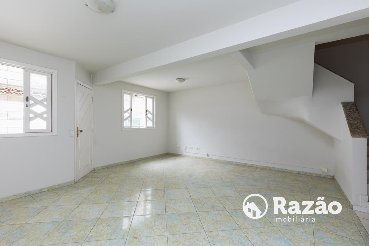 SOBRADO COM 3 QUARTOS - ÁREA TOTAL DE 183,55m² - GUABIROTUBA - REF 6141