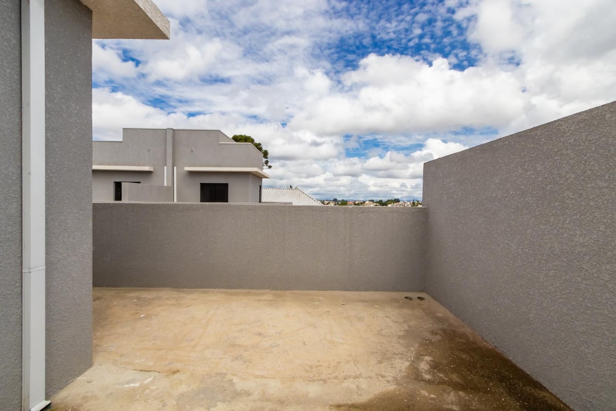 Sobrado novo em condomínio com Ático no Uberaba com suíte