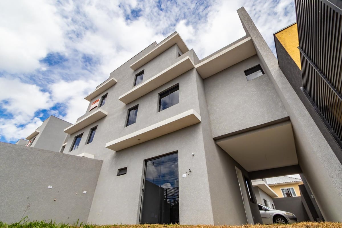 Sobrado novo em condomínio com Ático no Uberaba com suíte