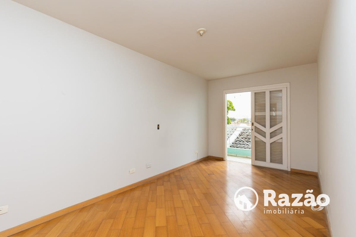 SOBRADO COM 3 QUARTOS - ÁREA TOTAL DE 183,55m² - GUABIROTUBA - REF 6141