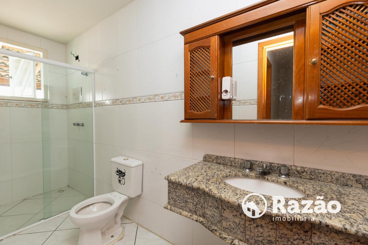 SOBRADO COM 3 QUARTOS - ÁREA TOTAL DE 183,55m² - GUABIROTUBA - REF 6141