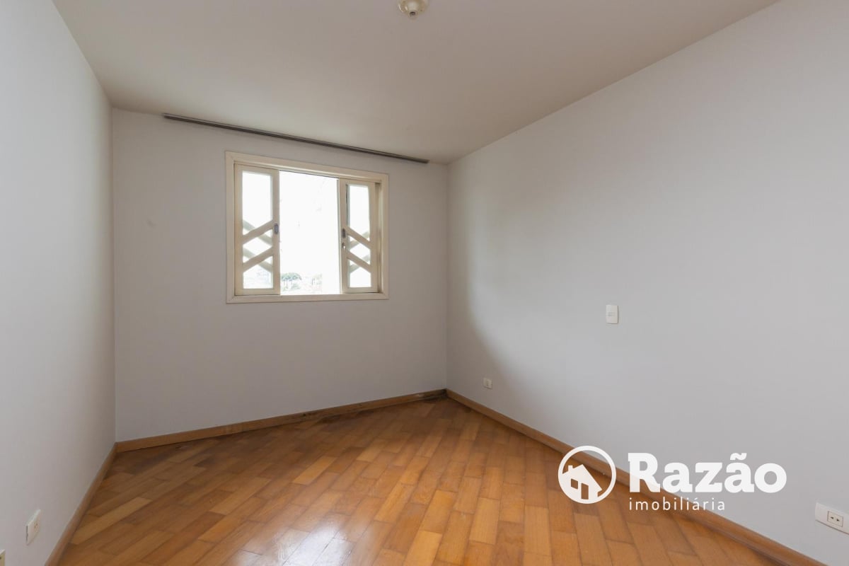 SOBRADO COM 3 QUARTOS - ÁREA TOTAL DE 183,55m² - GUABIROTUBA - REF 6141