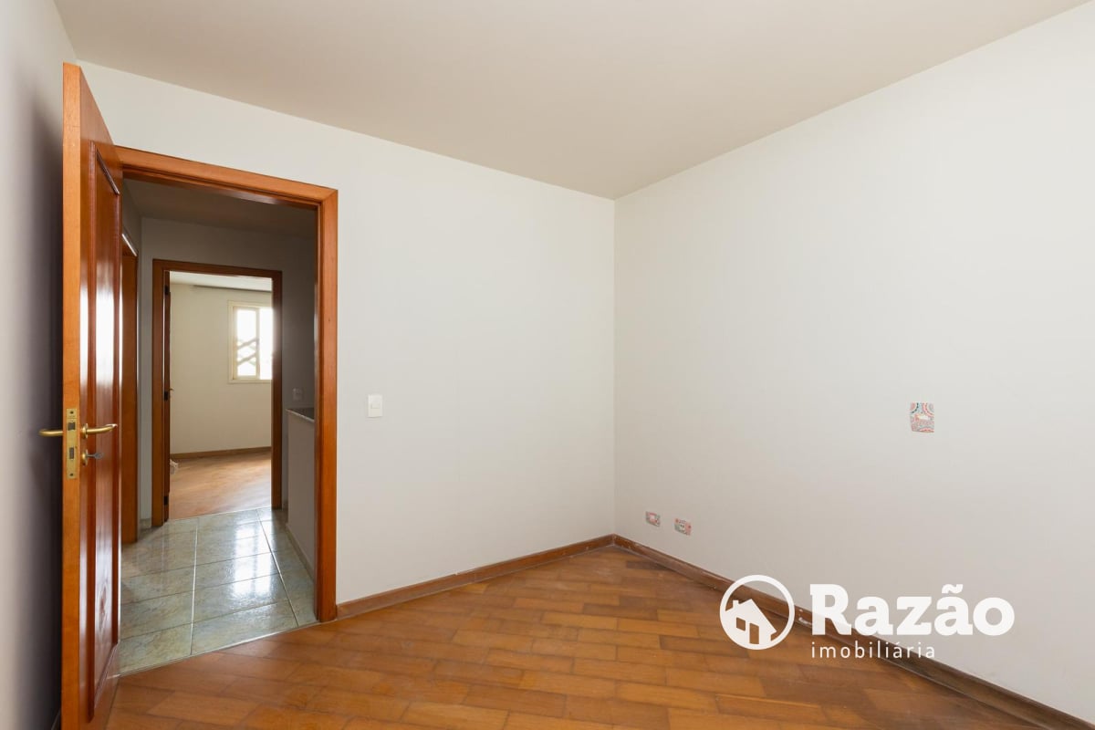 SOBRADO COM 3 QUARTOS - ÁREA TOTAL DE 183,55m² - GUABIROTUBA - REF 6141