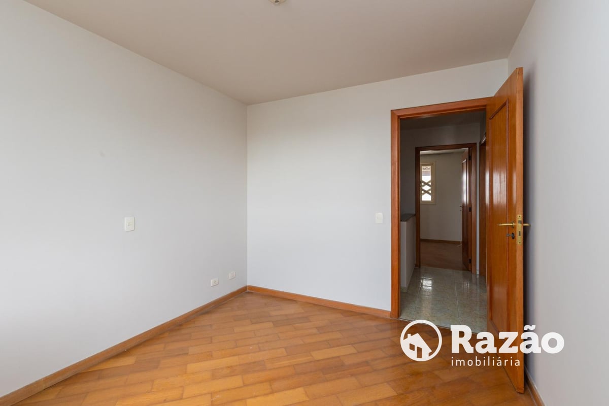 SOBRADO COM 3 QUARTOS - ÁREA TOTAL DE 183,55m² - GUABIROTUBA - REF 6141