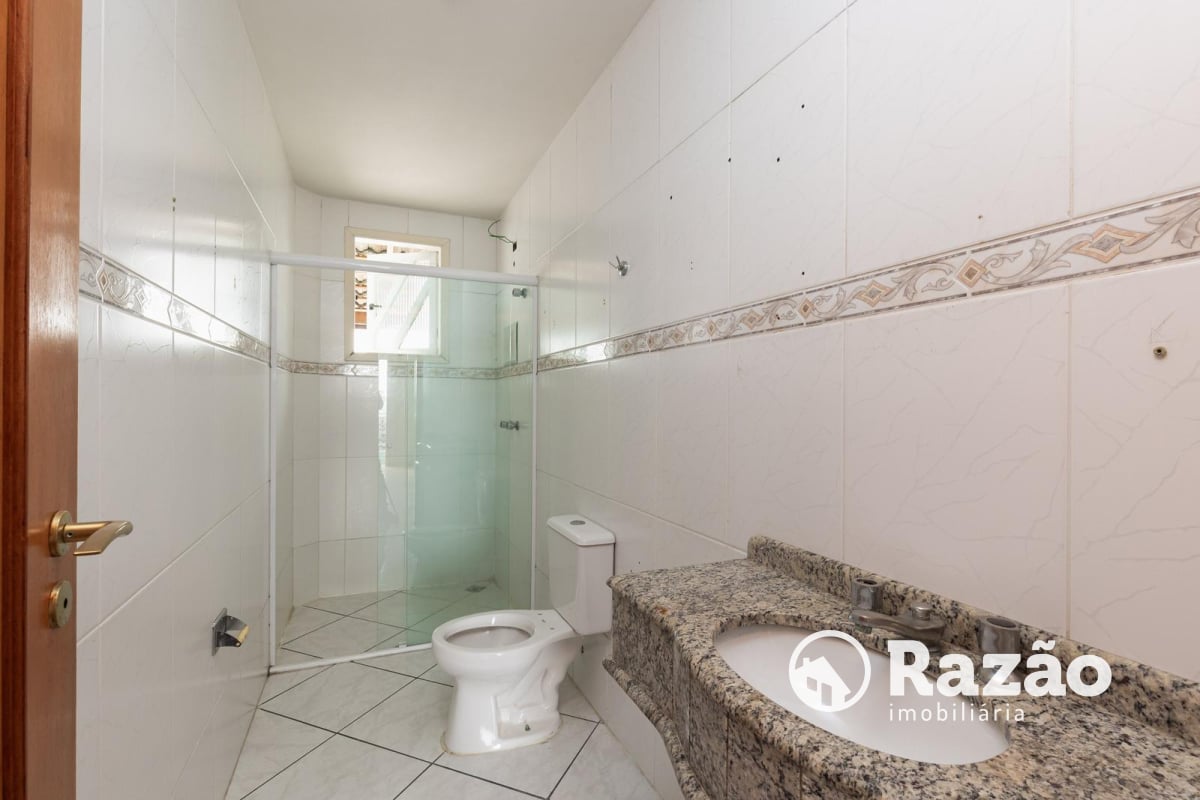 SOBRADO COM 3 QUARTOS - ÁREA TOTAL DE 183,55m² - GUABIROTUBA - REF 6141