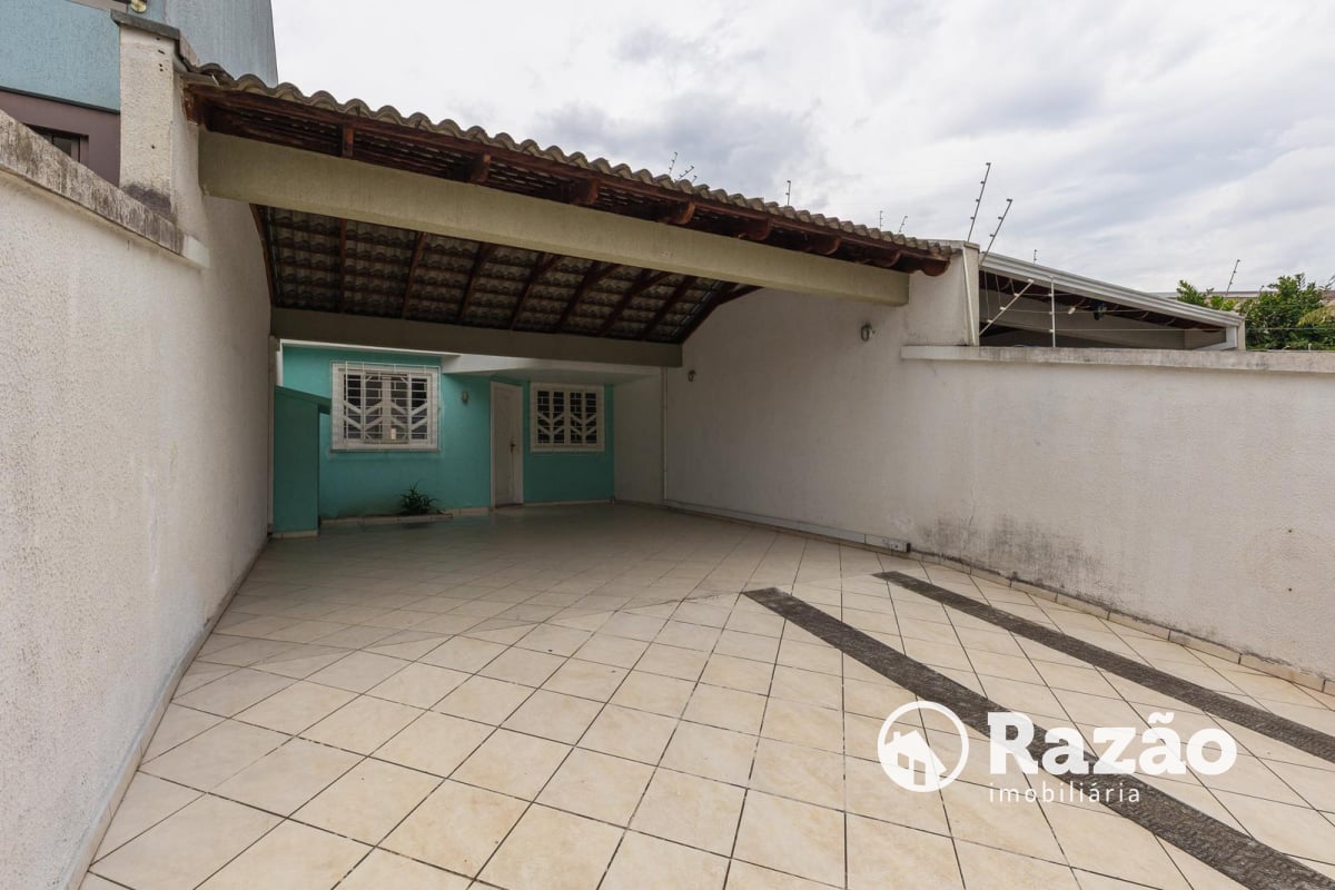 SOBRADO COM 3 QUARTOS - ÁREA TOTAL DE 183,55m² - GUABIROTUBA - REF 6141