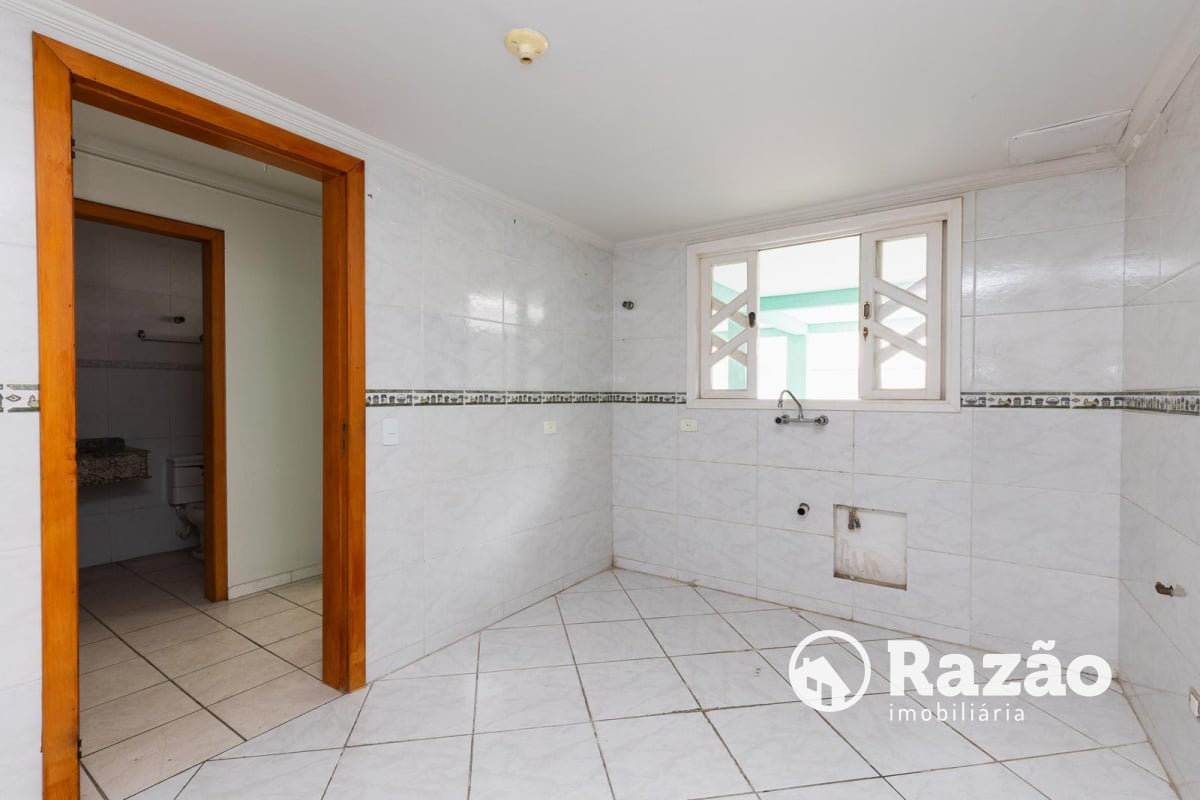 SOBRADO COM 3 QUARTOS - ÁREA TOTAL DE 183,55m² - GUABIROTUBA - REF 6141
