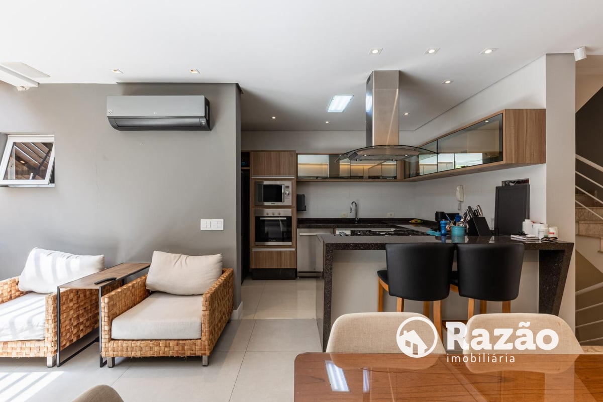 SOBRADO EM CONDOMÍNIO COM 3 QUARTOS - ÁREA TOTAL DE 316,21m² - BIGORRILHO - REF 6184