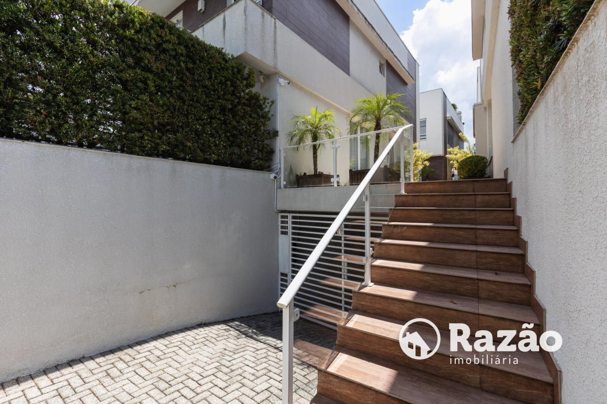 SOBRADO EM CONDOMÍNIO COM 3 QUARTOS - ÁREA TOTAL DE 316,21m² - BIGORRILHO - REF 6184