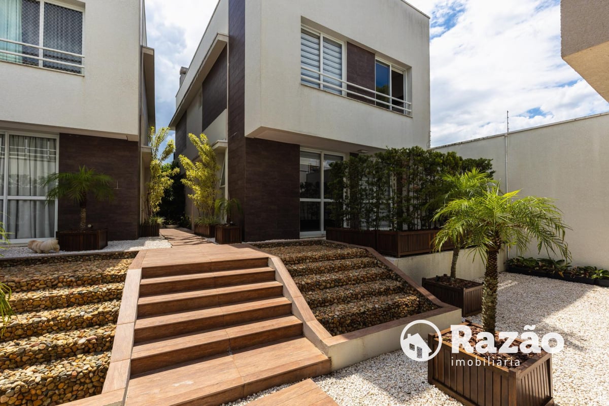 SOBRADO EM CONDOMÍNIO COM 3 QUARTOS - ÁREA TOTAL DE 316,21m² - BIGORRILHO - REF 6184