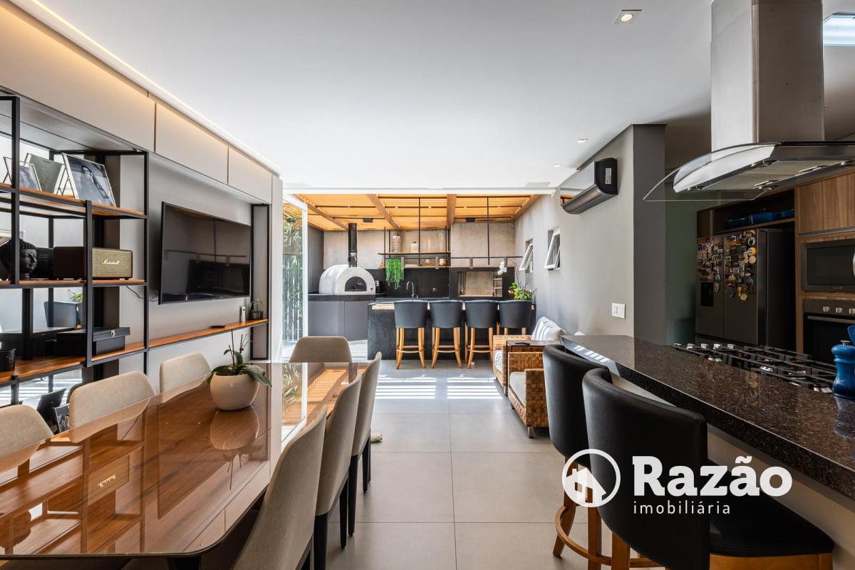 SOBRADO EM CONDOMÍNIO COM 3 QUARTOS - ÁREA TOTAL DE 316,21m² - BIGORRILHO - REF 6184