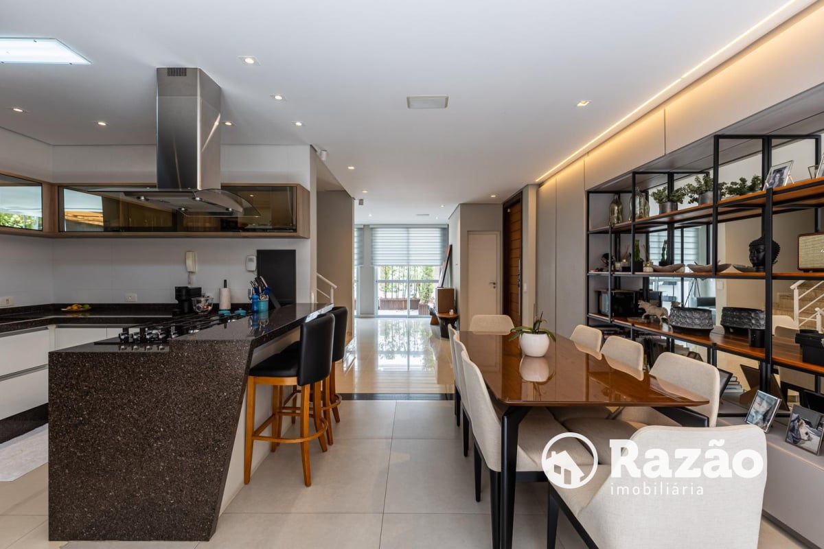 SOBRADO EM CONDOMÍNIO COM 3 QUARTOS - ÁREA TOTAL DE 316,21m² - BIGORRILHO - REF 6184
