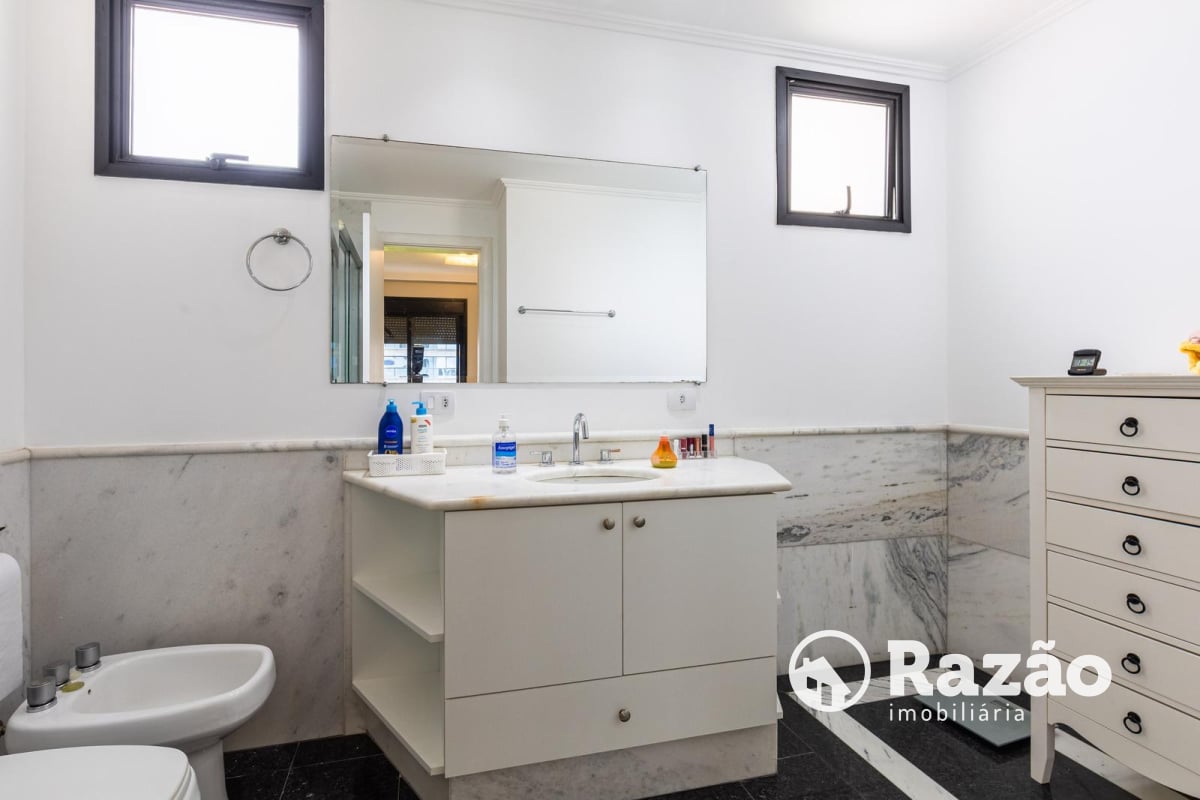 APARTAMENTO COM 3 QUARTOS - ÁREA TOTAL DE 265,30m² - CHAMPAGNAT - REF 6202