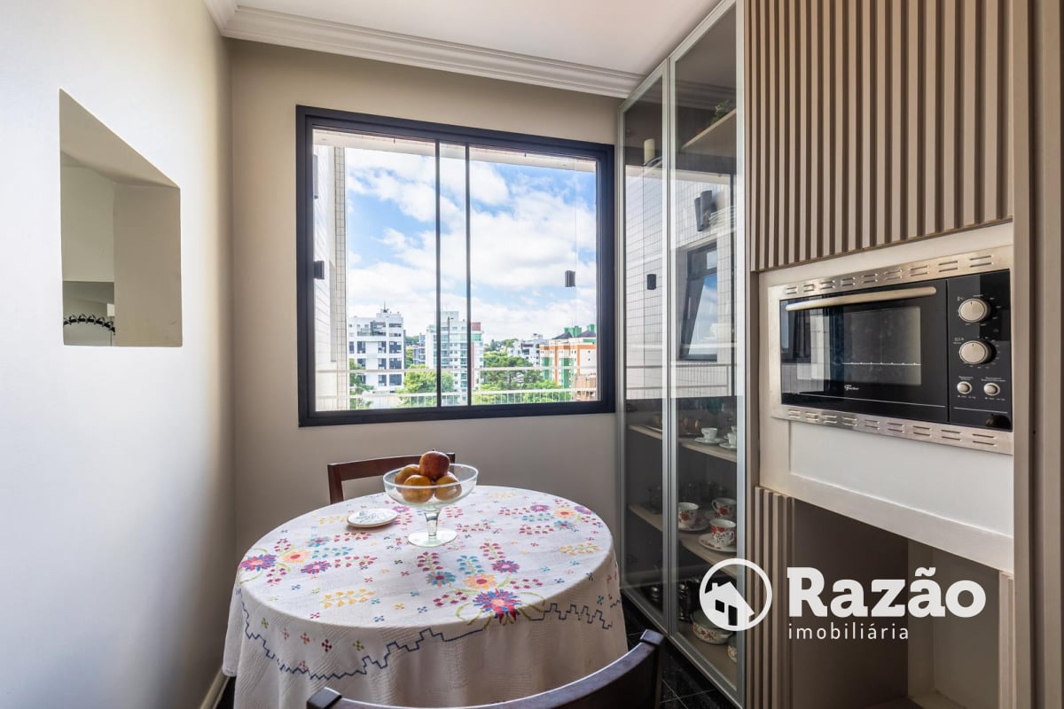 APARTAMENTO COM 3 QUARTOS - ÁREA TOTAL DE 265,30m² - CHAMPAGNAT - REF 6202