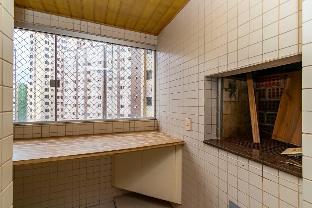Apartamento com 3 dormitórios, sendo 1 suíte, 2 vagas à venda, 185 m² por R$ 1.421.000 - Centro - Curitiba/PR