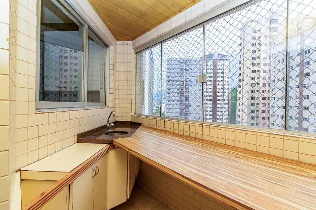Apartamento com 3 dormitórios, sendo 1 suíte, 2 vagas à venda, 185 m² por R$ 1.421.000 - Centro - Curitiba/PR