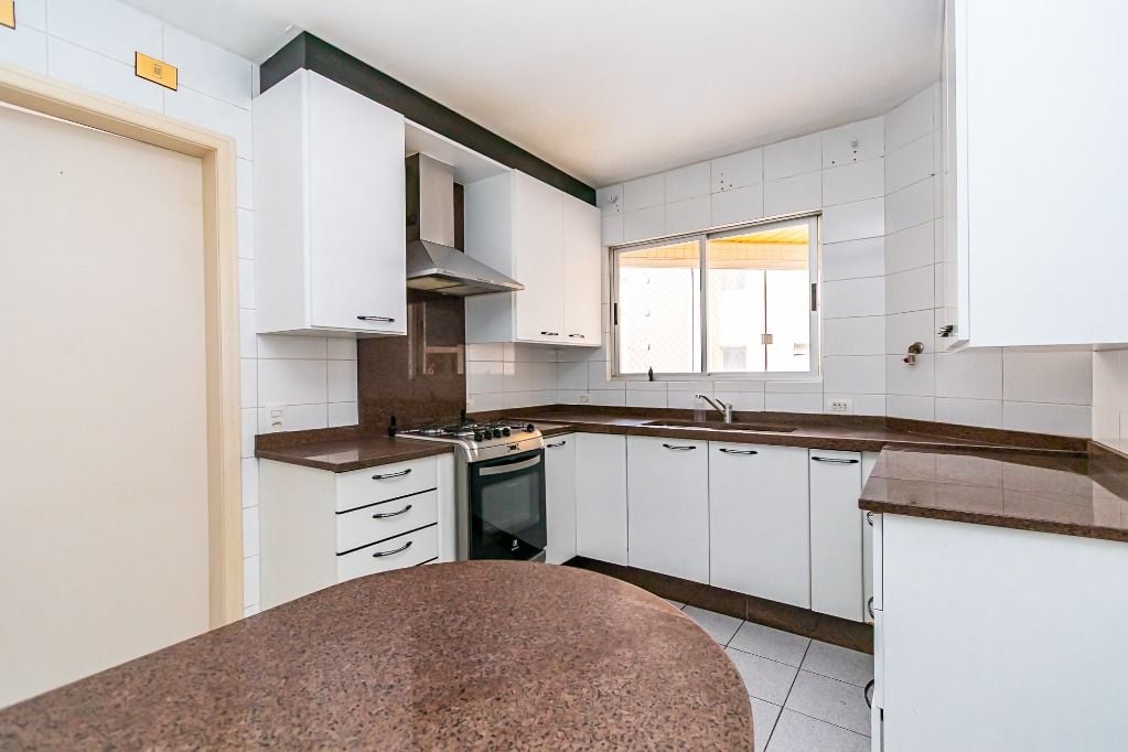 Apartamento com 3 dormitórios, sendo 1 suíte, 2 vagas à venda, 185 m² por R$ 1.421.000 - Centro - Curitiba/PR