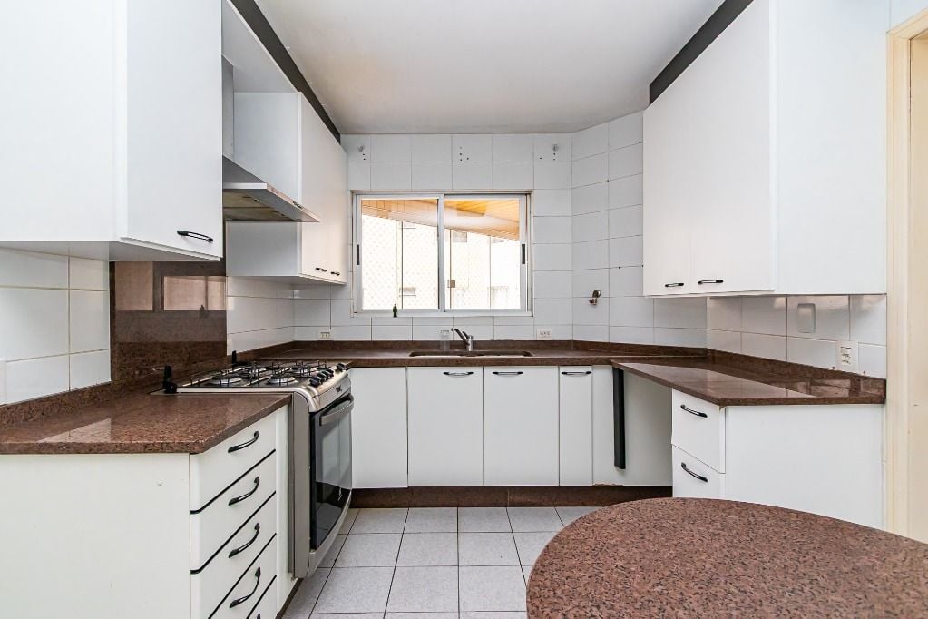 Apartamento com 3 dormitórios, sendo 1 suíte, 2 vagas à venda, 185 m² por R$ 1.421.000 - Centro - Curitiba/PR