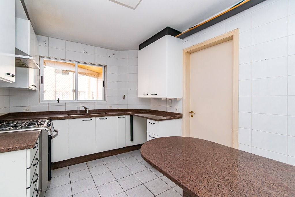 Apartamento com 3 dormitórios, sendo 1 suíte, 2 vagas à venda, 185 m² por R$ 1.421.000 - Centro - Curitiba/PR