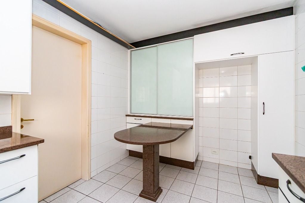 Apartamento com 3 dormitórios, sendo 1 suíte, 2 vagas à venda, 185 m² por R$ 1.421.000 - Centro - Curitiba/PR