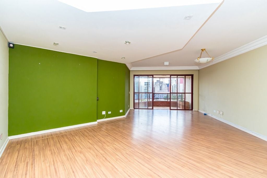 Apartamento com 3 dormitórios, sendo 1 suíte, 2 vagas à venda, 185 m² por R$ 1.421.000 - Centro - Curitiba/PR