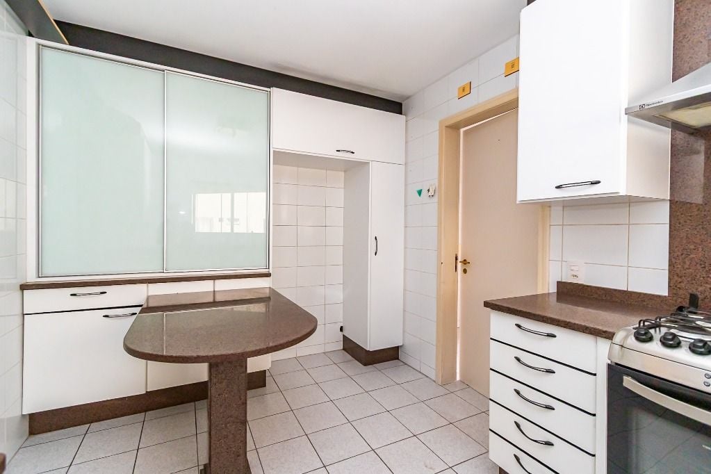 Apartamento com 3 dormitórios, sendo 1 suíte, 2 vagas à venda, 185 m² por R$ 1.421.000 - Centro - Curitiba/PR