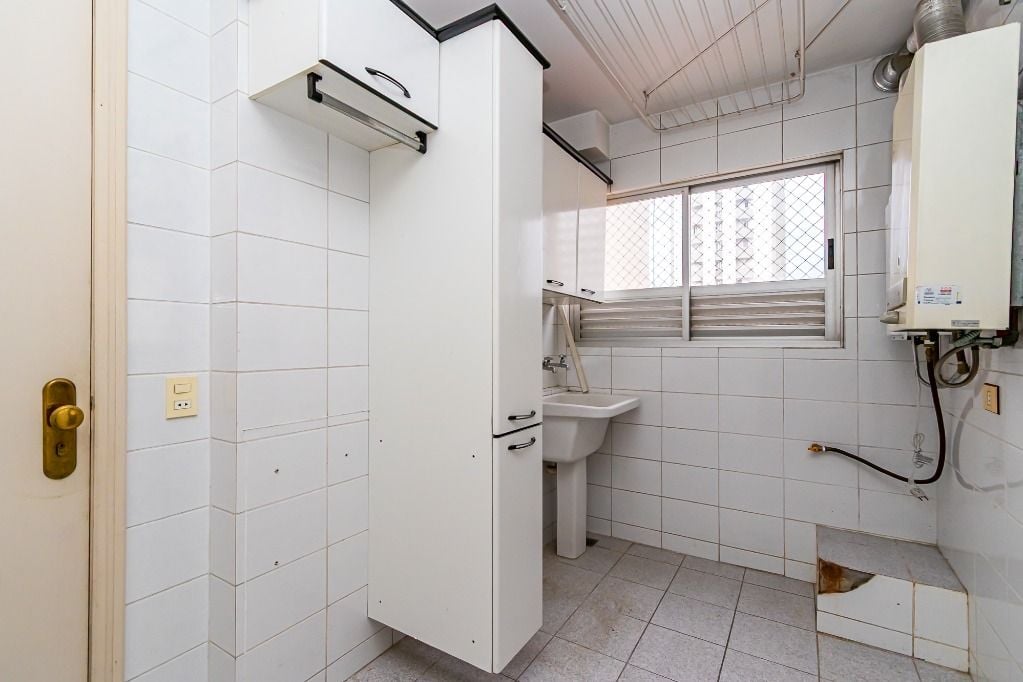 Apartamento com 3 dormitórios, sendo 1 suíte, 2 vagas à venda, 185 m² por R$ 1.421.000 - Centro - Curitiba/PR