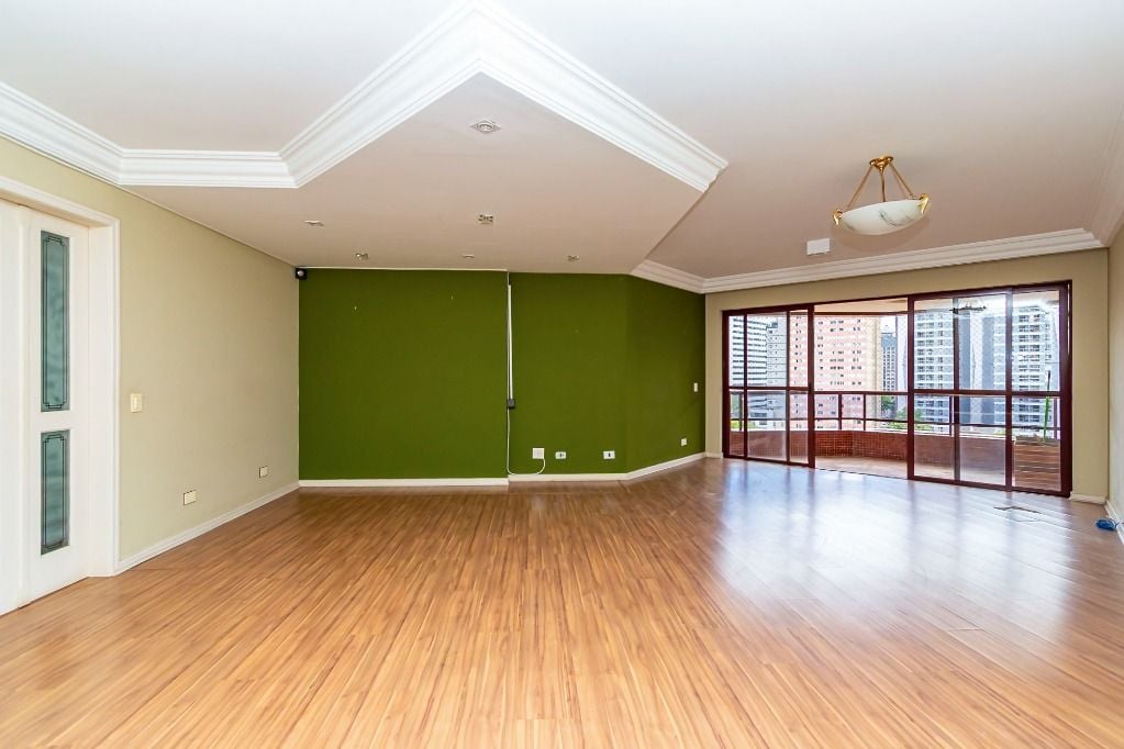 Apartamento com 3 dormitórios, sendo 1 suíte, 2 vagas à venda, 185 m² por R$ 1.421.000 - Centro - Curitiba/PR
