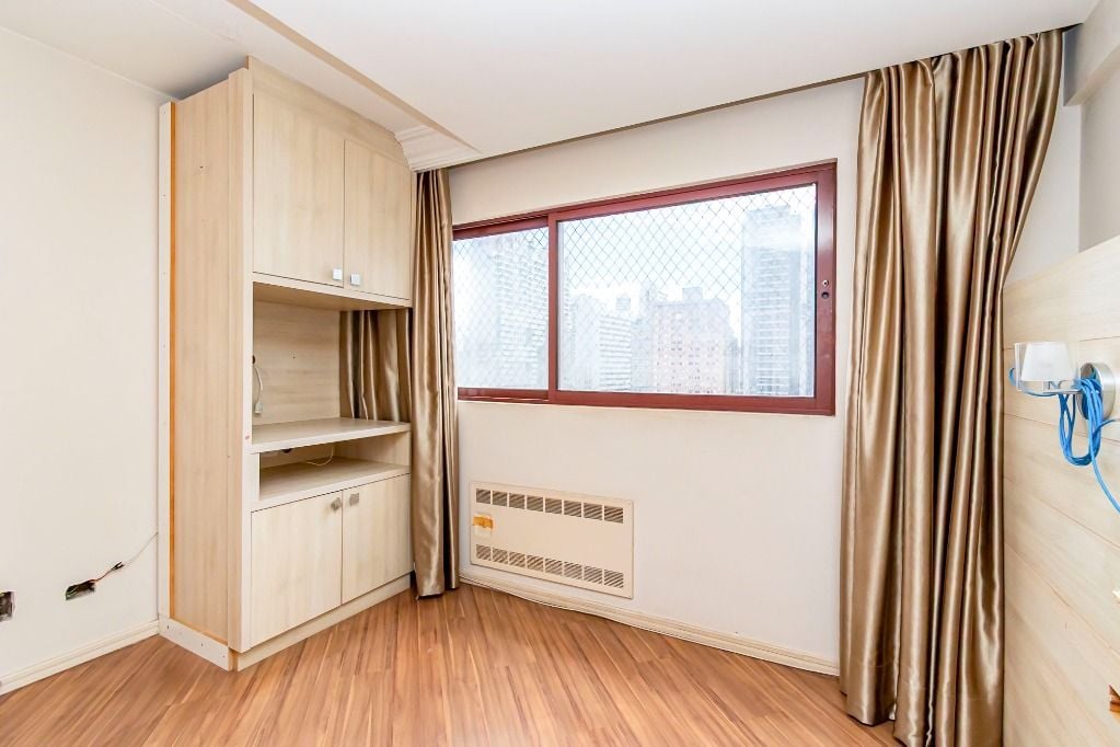 Apartamento com 3 dormitórios, sendo 1 suíte, 2 vagas à venda, 185 m² por R$ 1.421.000 - Centro - Curitiba/PR