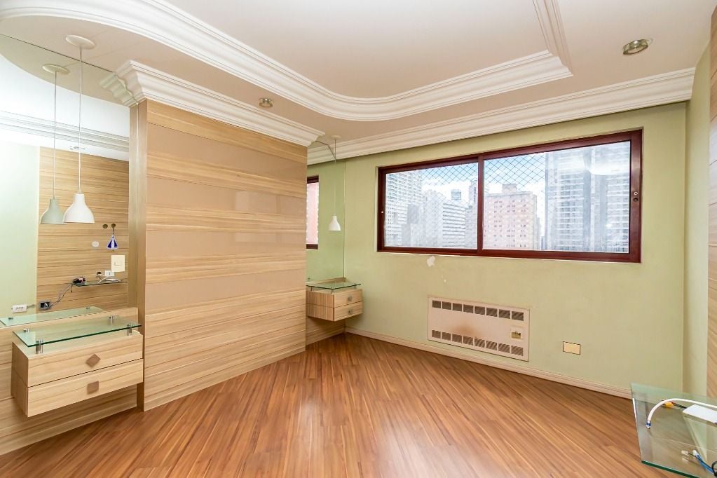 Apartamento com 3 dormitórios, sendo 1 suíte, 2 vagas à venda, 185 m² por R$ 1.421.000 - Centro - Curitiba/PR