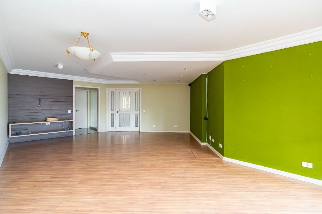 Apartamento com 3 dormitórios, sendo 1 suíte, 2 vagas à venda, 185 m² por R$ 1.421.000 - Centro - Curitiba/PR