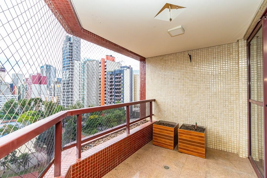 Apartamento com 3 dormitórios, sendo 1 suíte, 2 vagas à venda, 185 m² por R$ 1.421.000 - Centro - Curitiba/PR