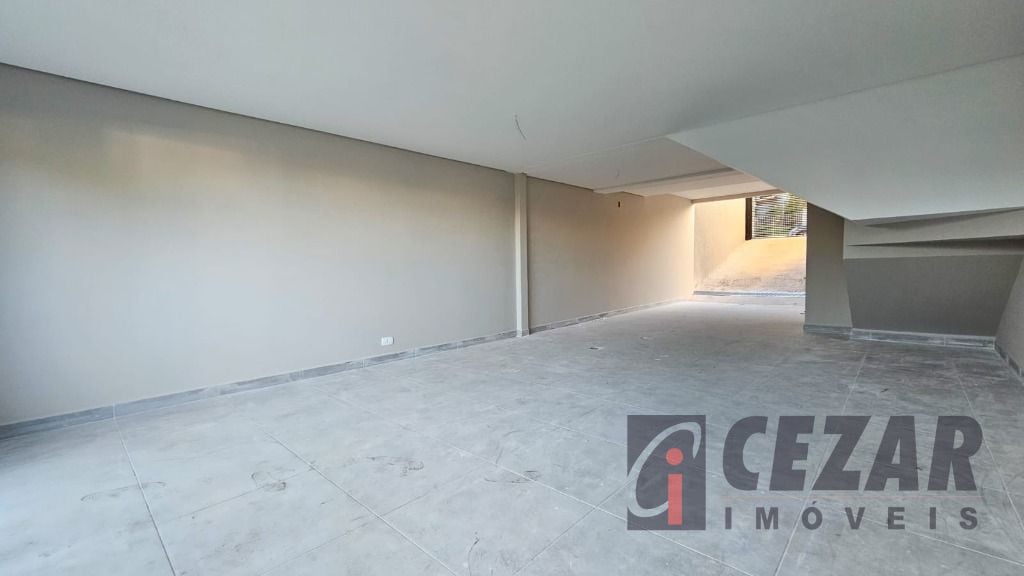 Sobrado no Bom Retiro com 3 Suítes, Terraço Privativo, Sacada Gourmet e 3 Vagas – Próximo ao Bosque Alemão e Shopping Mueller