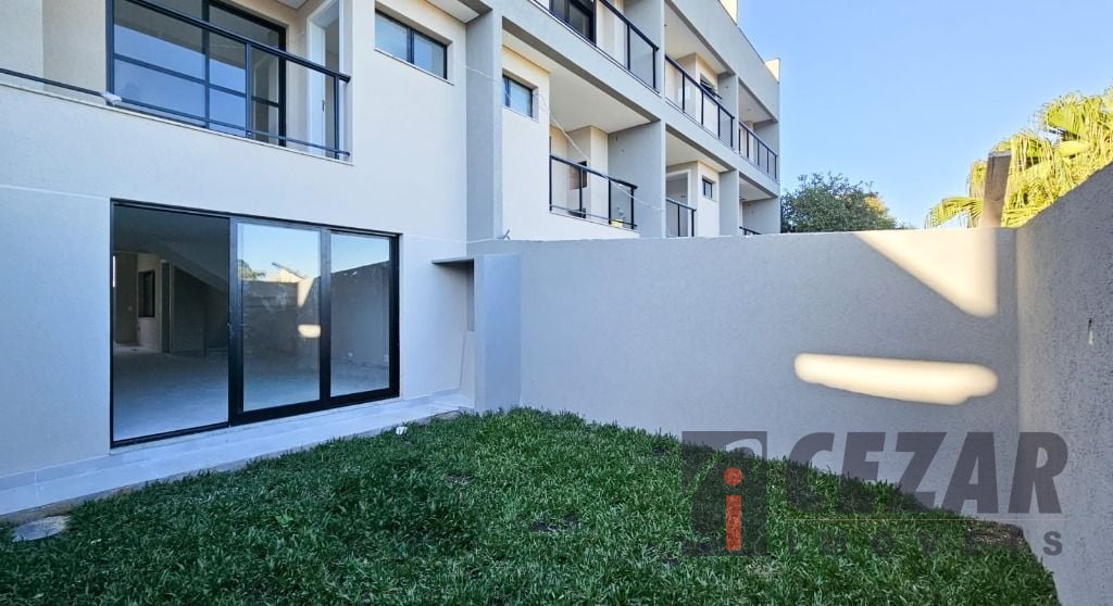 Sobrado no Bom Retiro com 3 Suítes, Terraço Privativo, Sacada Gourmet e 3 Vagas – Próximo ao Bosque Alemão e Shopping Mueller