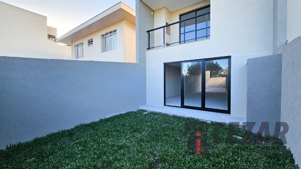 Sobrado no Bom Retiro com 3 Suítes, Terraço Privativo, Sacada Gourmet e 3 Vagas – Próximo ao Bosque Alemão e Shopping Mueller