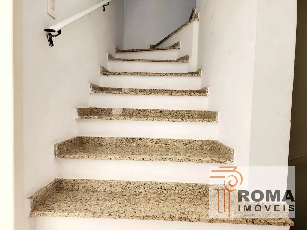 SOBRADO TRIPLEX SEMIMOBILIADO EM CONDOMÍNIO!