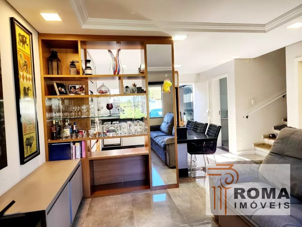 SOBRADO TRIPLEX SEMIMOBILIADO EM CONDOMÍNIO!