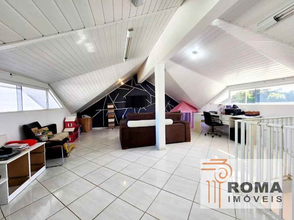 SOBRADO TRIPLEX SEMIMOBILIADO EM CONDOMÍNIO!