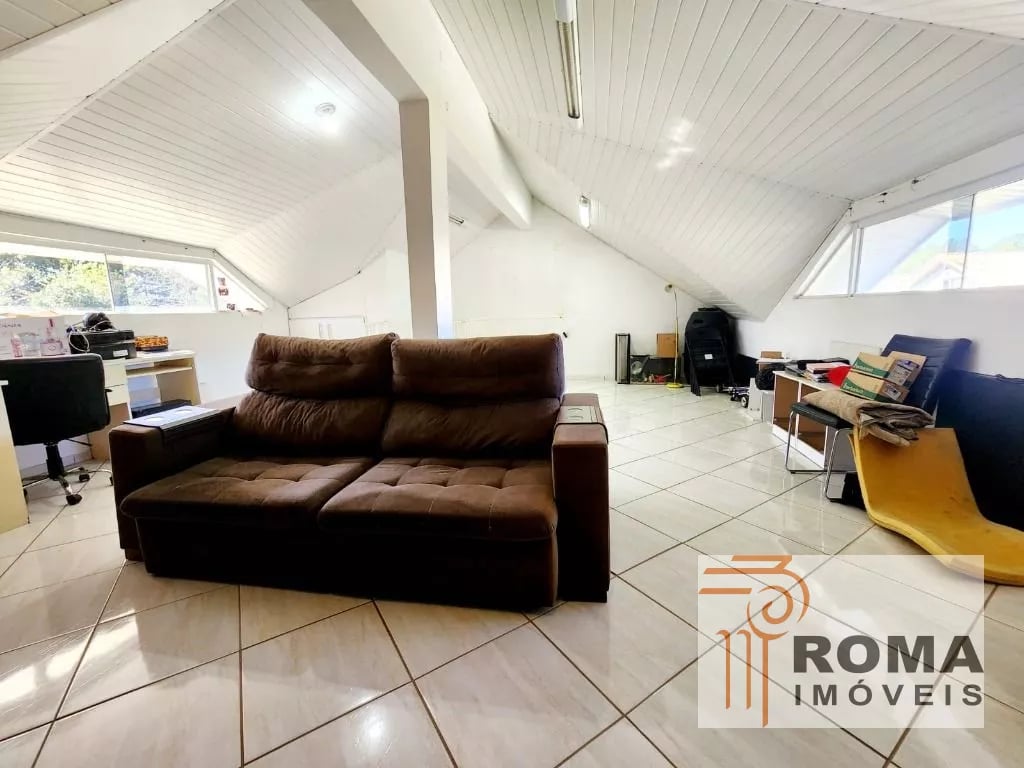 SOBRADO TRIPLEX SEMIMOBILIADO EM CONDOMÍNIO!