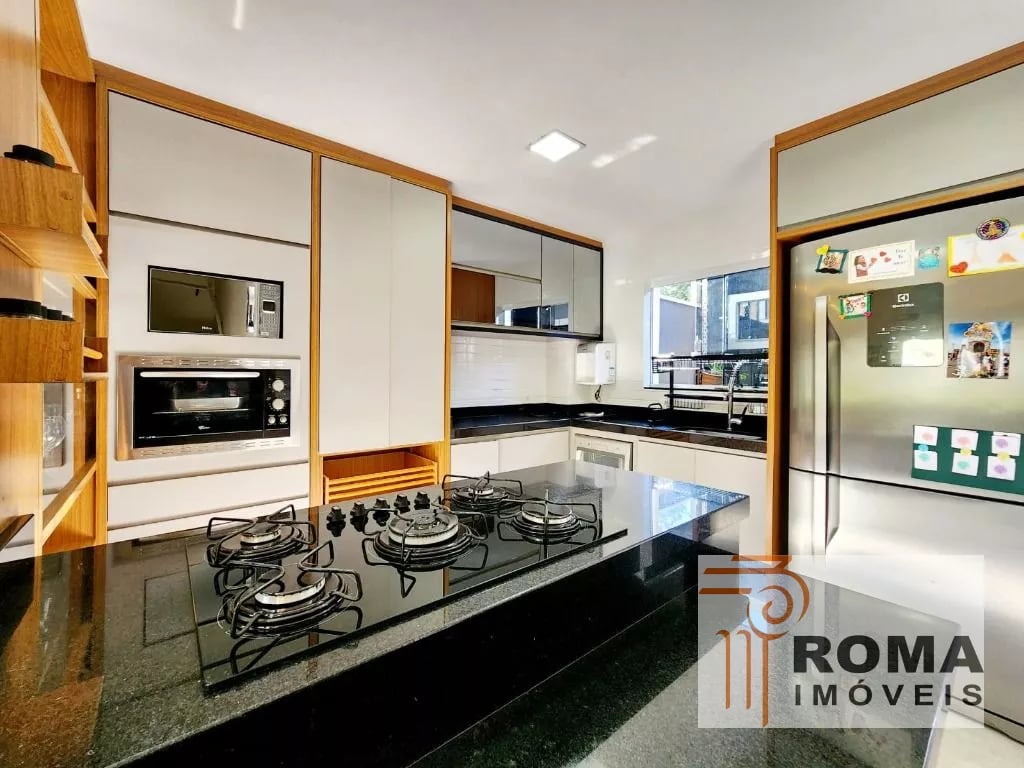 SOBRADO TRIPLEX SEMIMOBILIADO EM CONDOMÍNIO!
