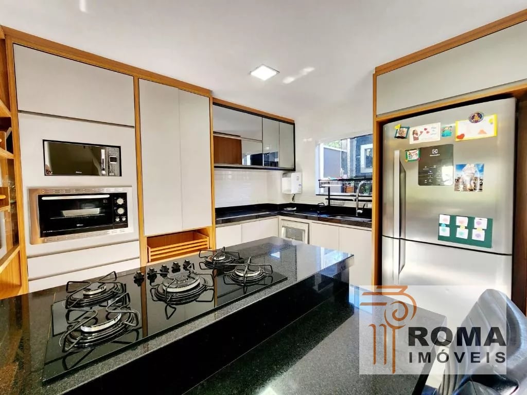 SOBRADO TRIPLEX SEMIMOBILIADO EM CONDOMÍNIO!