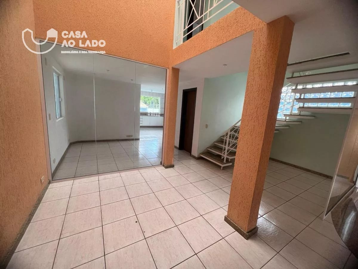 Sobrado 300m² com 4 quartos no Cajuru - Curitiba/PR