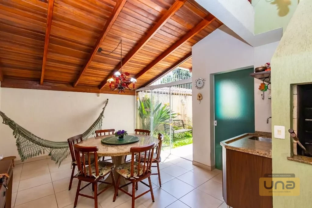 Sobrado 202m², 4 quartos(suíte), ático c/ lavabo, espaço gourmet c/ churrasqueira, 2 garagens-próximo Av. Via Venetto -R$ 980.000 - Santa Felicidade
