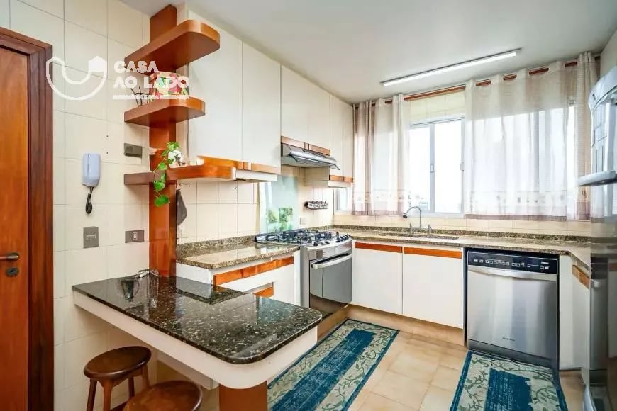 Apartamento 4 quartos, suíte, lareira e 2 vagas no Batel, Curitiba