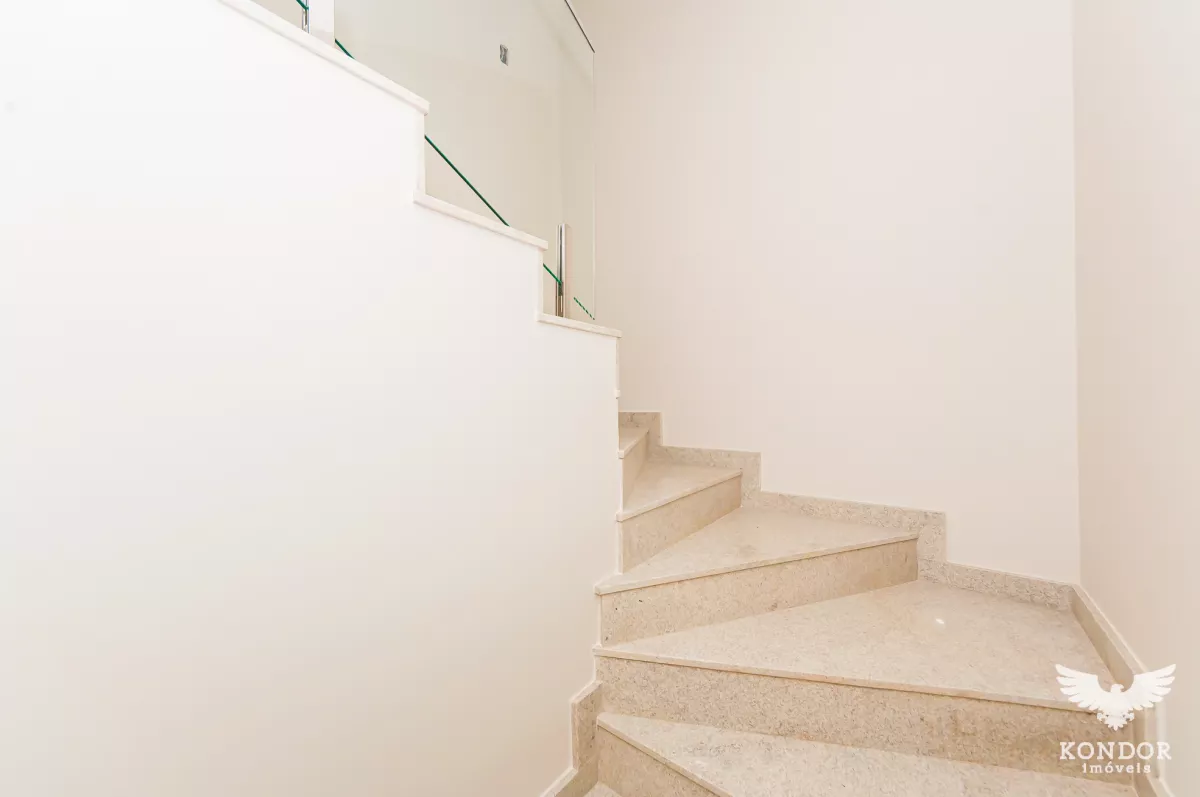 Sobrado em SANTA FELICIDADE com 246,71m²