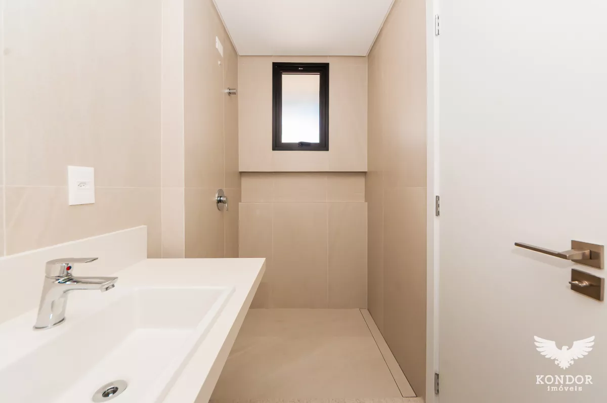 Sobrado em SANTA FELICIDADE com 246,71m²