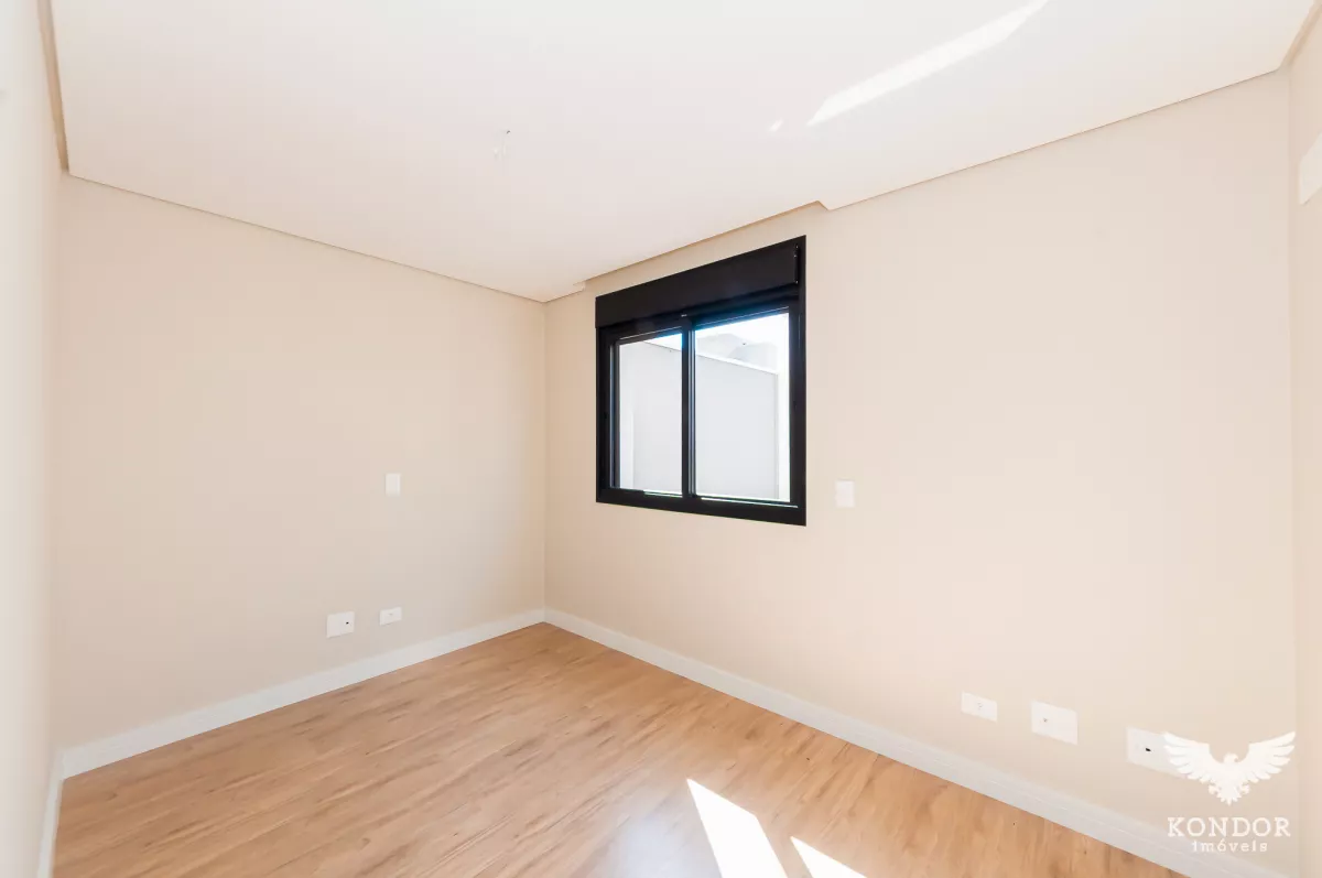 Sobrado em SANTA FELICIDADE com 246,71m²