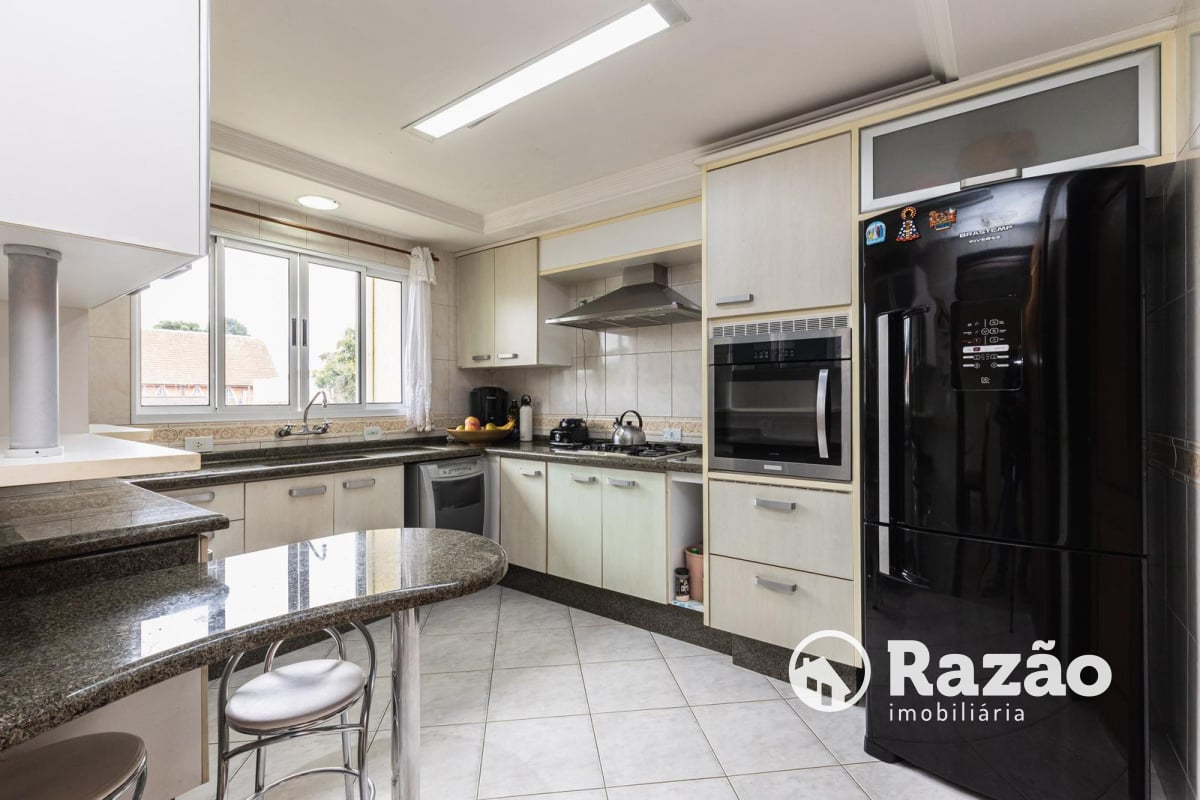 SOBRADO COM 4 QUARTOS - ÁREA TOTAL DE 250,40m² - BUTIATUVINHA - REF 6180
