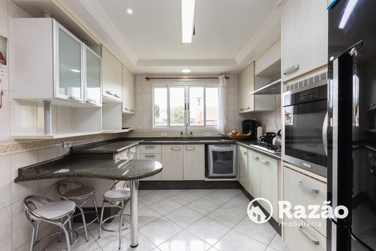 SOBRADO COM 4 QUARTOS - ÁREA TOTAL DE 250,40m² - BUTIATUVINHA - REF 6180
