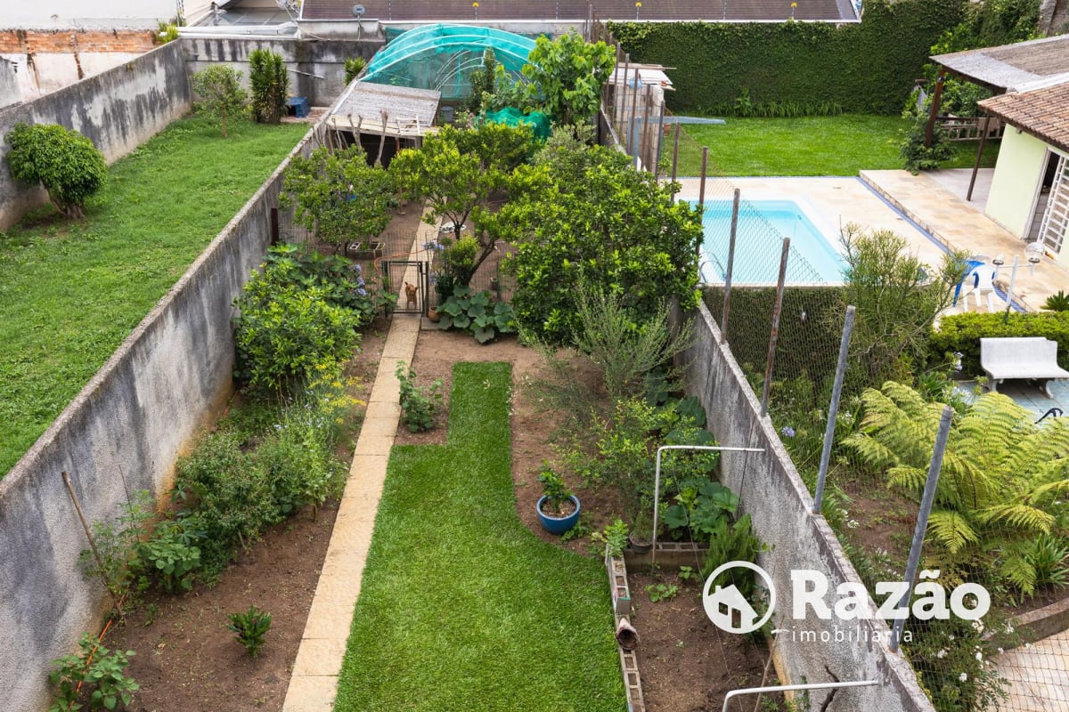 SOBRADO COM 4 QUARTOS - ÁREA TOTAL DE 250,40m² - BUTIATUVINHA - REF 6180